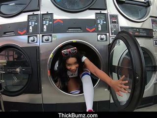 Bubble Butt Murzynki Jenna Foxx rucha się w pralni samoobsługowej