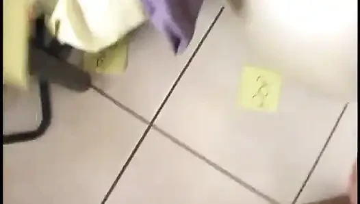 Seksi sarışın orta yaşlı seksi kadın yarak emiyor ve sikiliyor, ateşli bir yüze boşalma