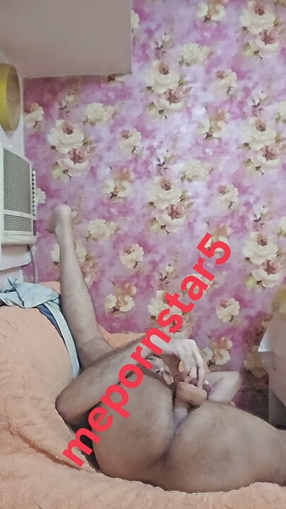 Mepornstar5 играет с дилдо