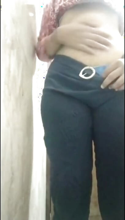 友達のヌサラが私のバスルームで服を脱いでMMS動画を撮る