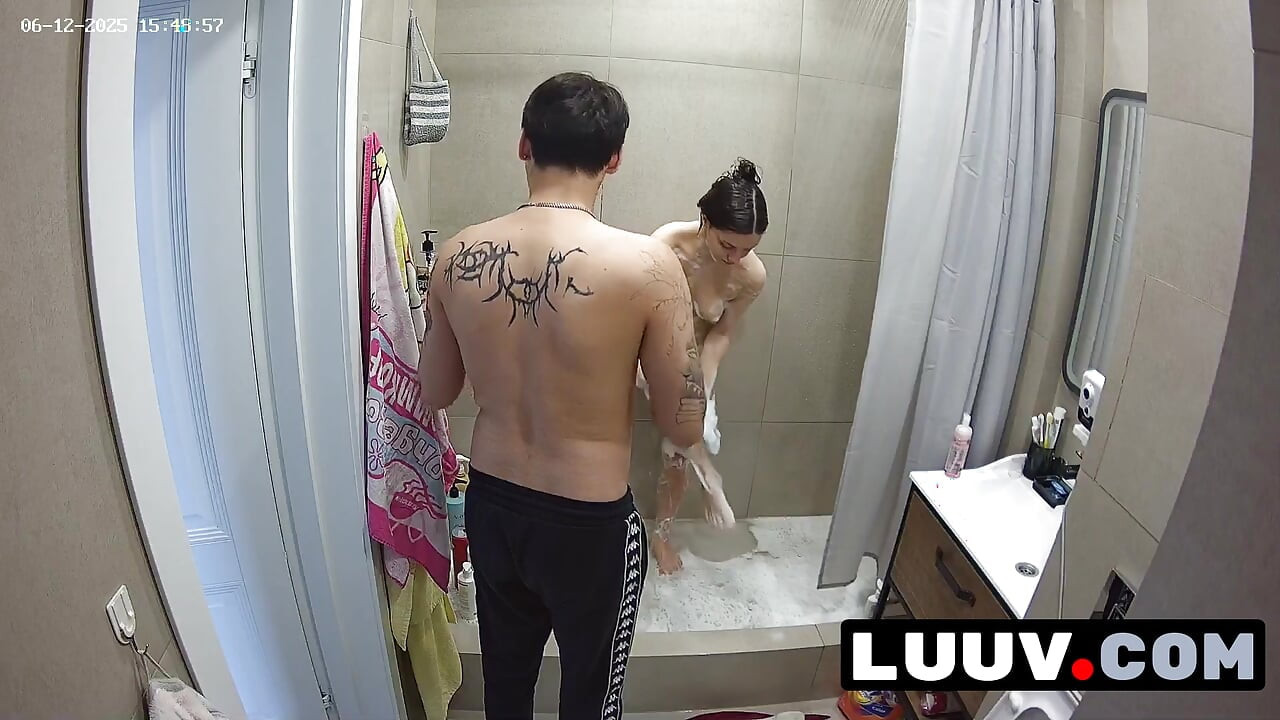 LUUV. सुंदर ग्रोसी कैमरे पर शॉवर में अपने पैरों को शेव करती है