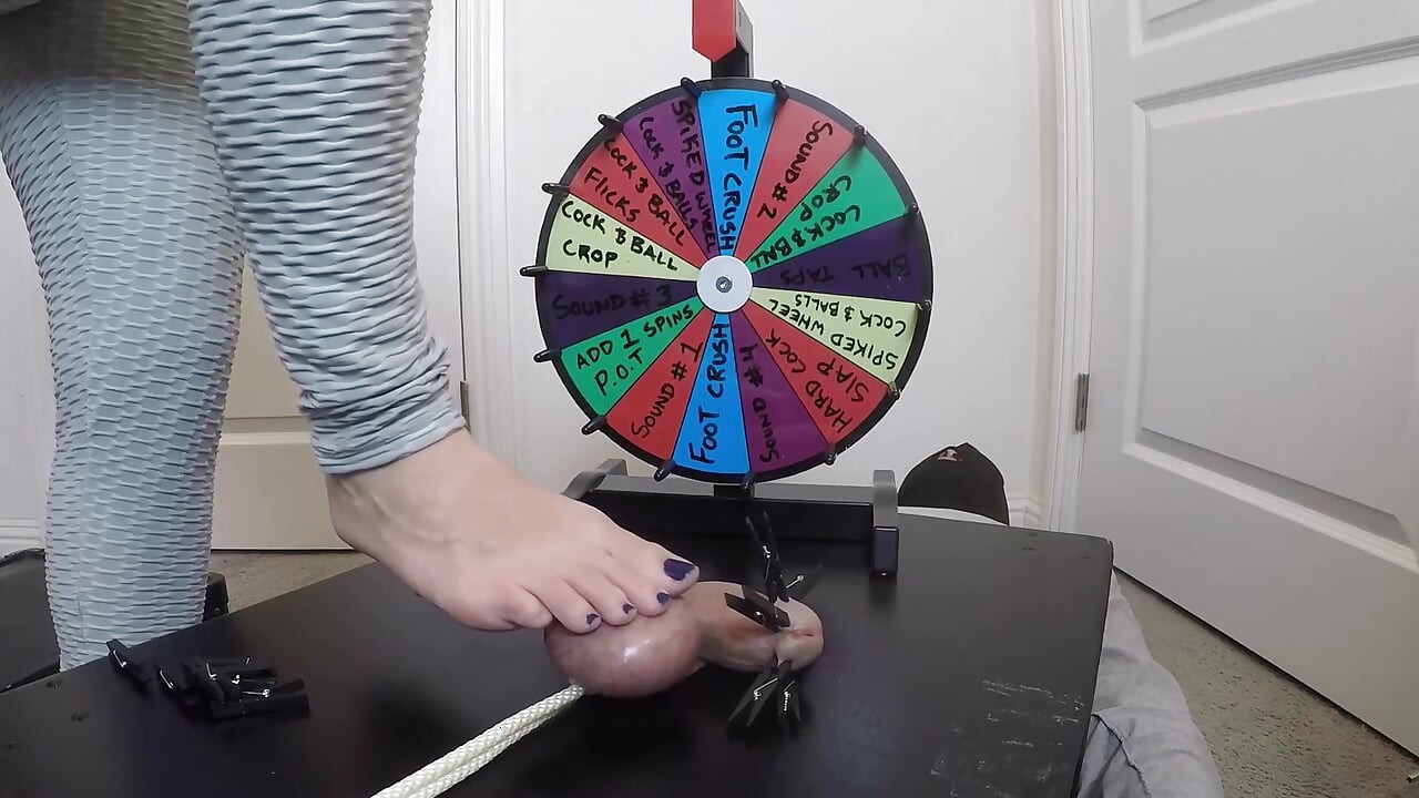 Hun indsætter en 30 cm sonde helt ind i hans kødfulde pik. At spille BDSM roulette.