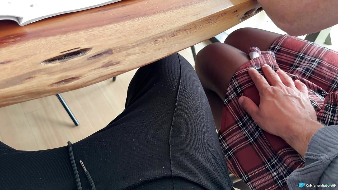Espacio abierto de estudio, paja debajo de la mesa con pies de nylon