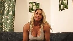 Echte vollbusige Deutsche mit feuchter Muschi masturbiert mit einem Sexspielzeug vor den Kameras