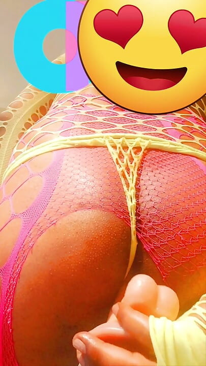 ฉันดิลโด้และน้ําแตกในแบบสโลว์โมชั่นต่อหน้า 2 สาวร่านที่เย็ด