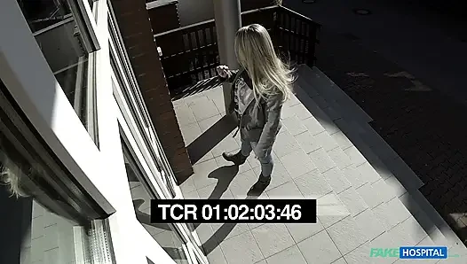 Sevimli genç sarışın kadın doktor içine boşaldıktan sonra hala başı dönüyor