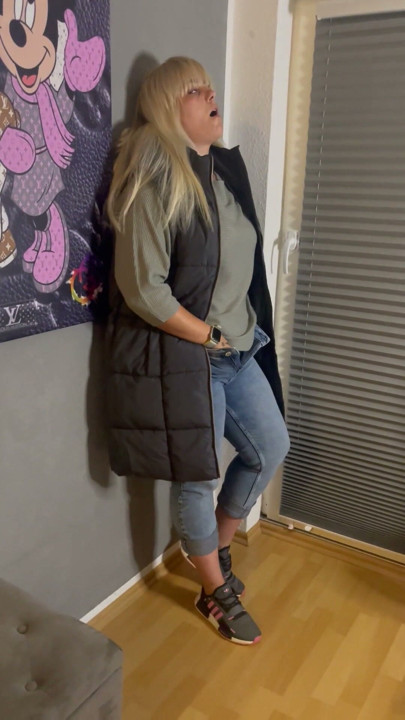 Bonie and Clyde Masturbation Stand Jeans Jacket Pussy Wet Fingering Rubbing Rubbing Clitoris Trembling Twitch Moaning Blonde Couple | Clip 1