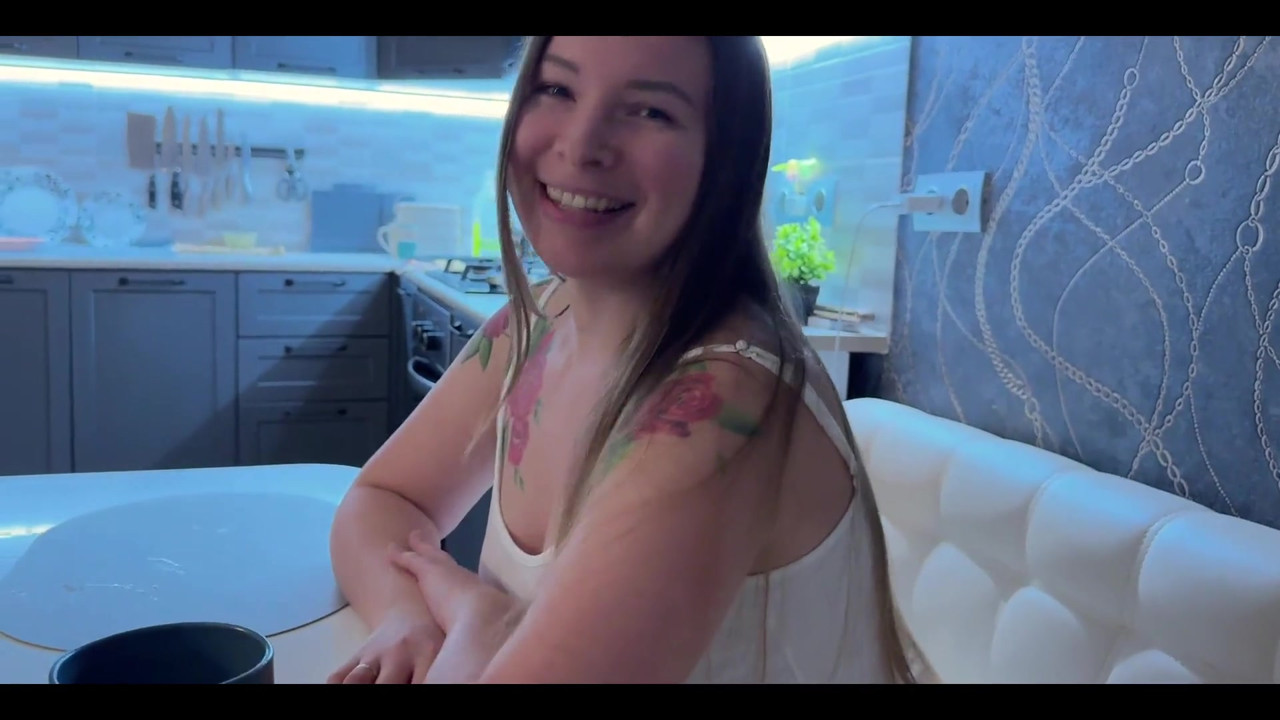 夜、キッチンで曲線美の女と性交 ランダム 自家製ファック