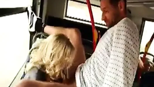 Baise coquine dans le bus