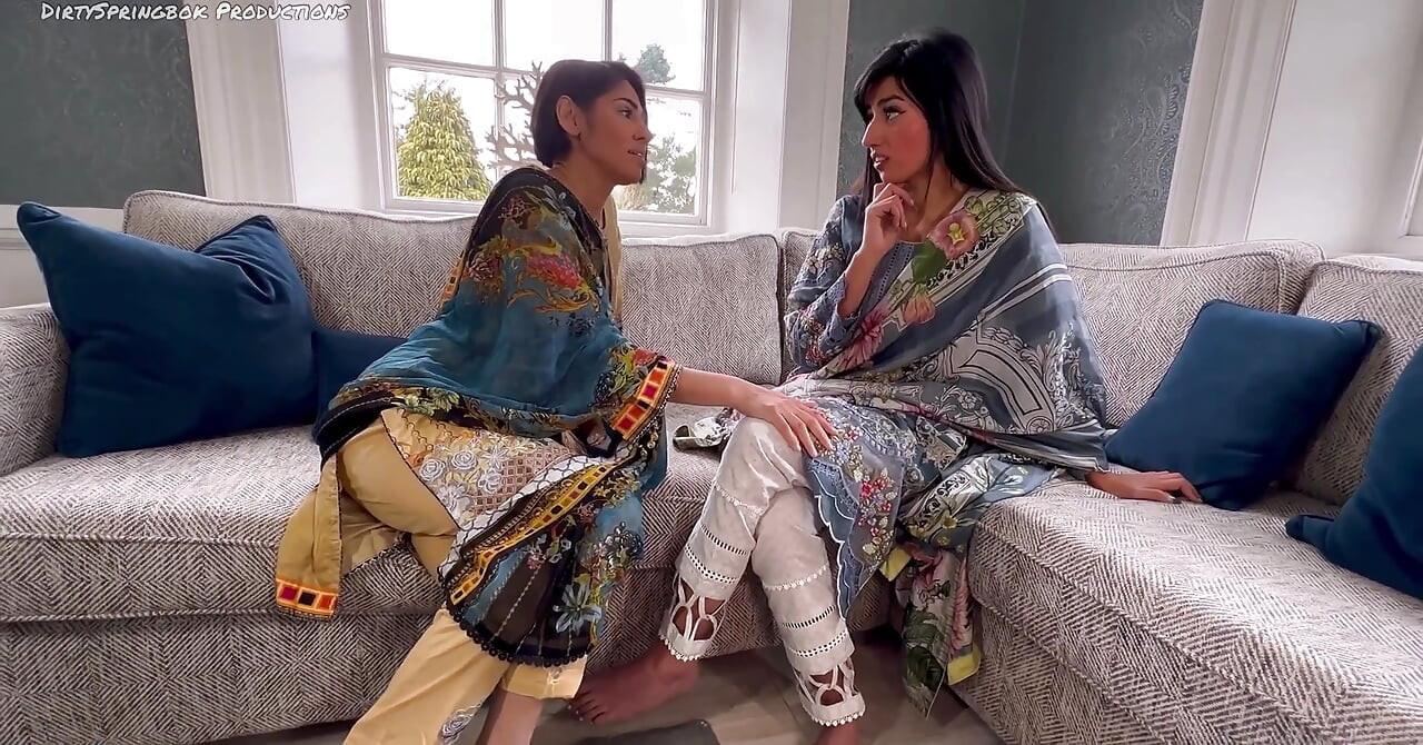 Indiancă bhabi divorțată o seduce pe Aaliyah Yasin în timpul Ramadanului