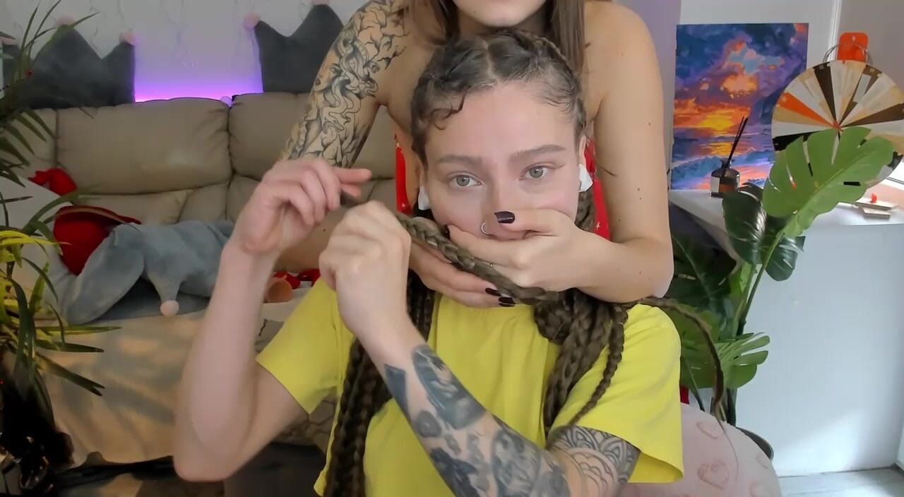 堵住她朋友的嘴，讓她用巨大的長髮無法呼吸