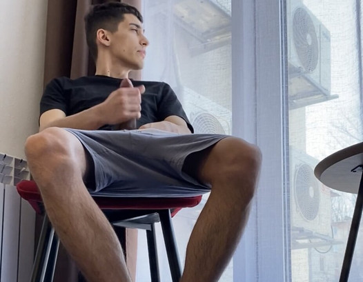 Un mec aux jambes poilues en chaussettes blanches adidas branle une bite