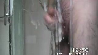 Große Ladung unter der Dusche