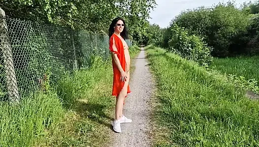 Çıplak açık havada ve işiyor