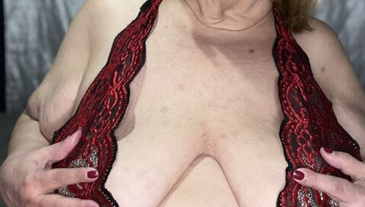 Très grosse mamie BBW se masturbe en lingerie