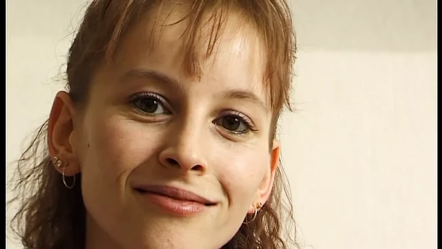 Junges Teen testet limietierten Deluxe Dildo