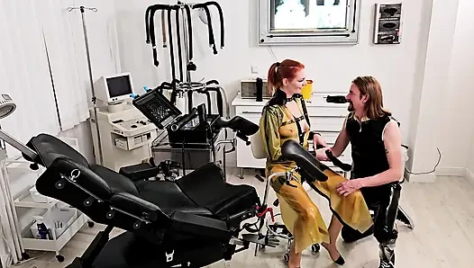 Lastik kliniği sağım makinesinden hikayeler ve gaz maskesiyle seks