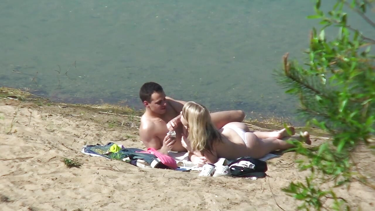 La piccola troia ha bisogno di un grosso cazzo all'aperto!