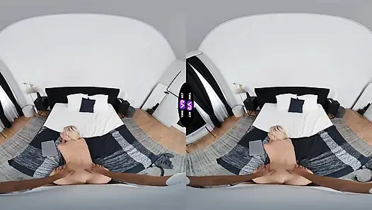 Azgın sarışın dizüstü bilgisayarını düzelttikten sonra yarağına biniyor - tmwvrnet