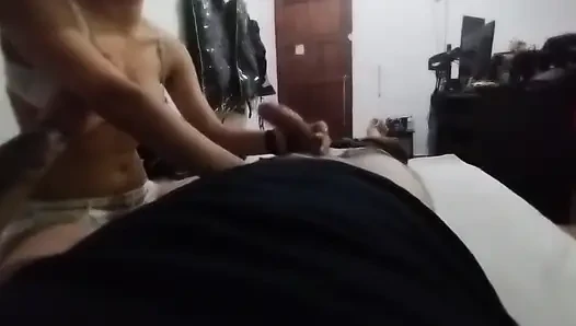 Komşum beni emiyor ve tüm yarağımı yutuyorsa seviyorum