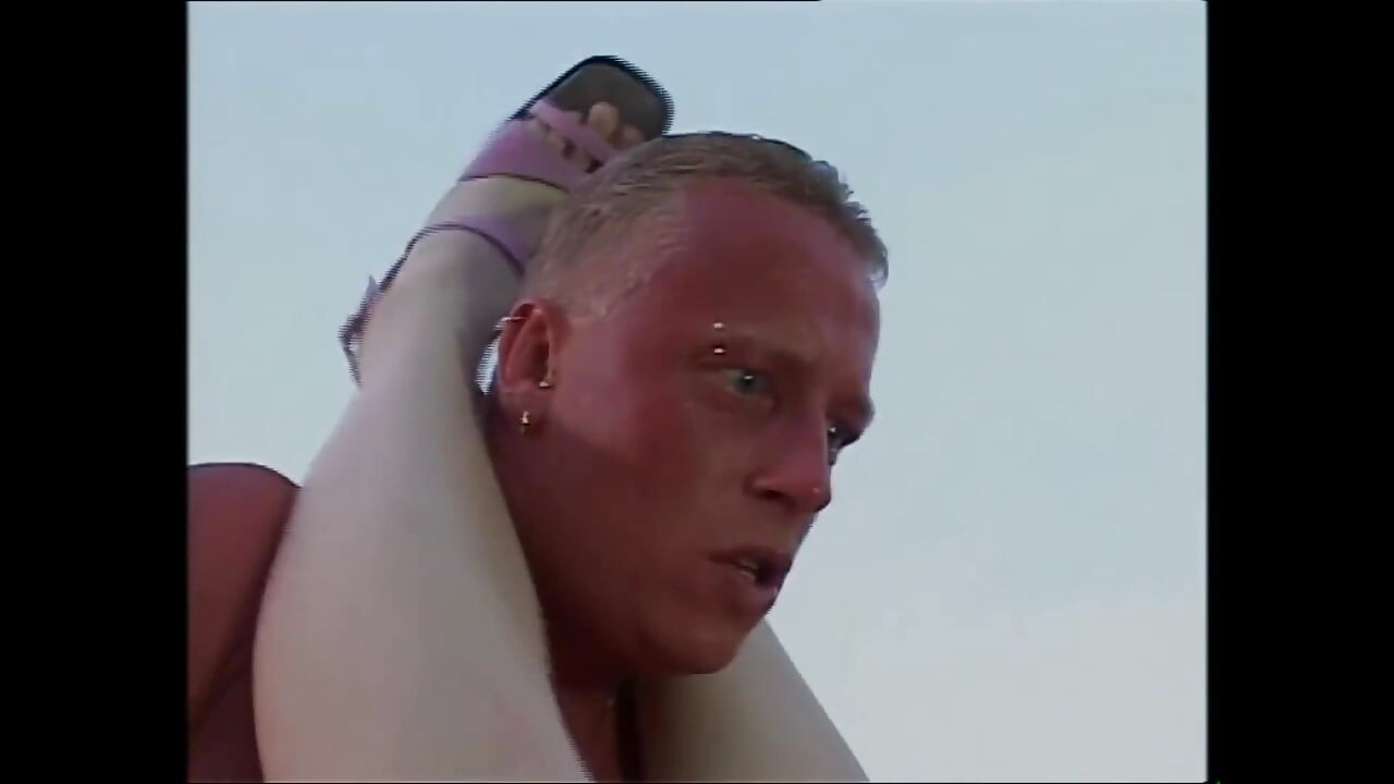 ذهبت العاهرة في إجازة إلى الشاطئ لمجرد أن تنيك