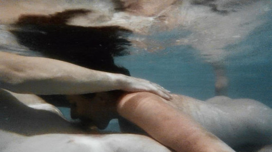 Ava Verne fa sesso e pompino in piscina - scandalplanet.com