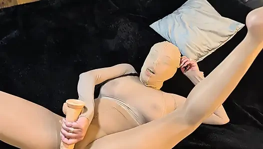 Игра с киской в боди в колготках