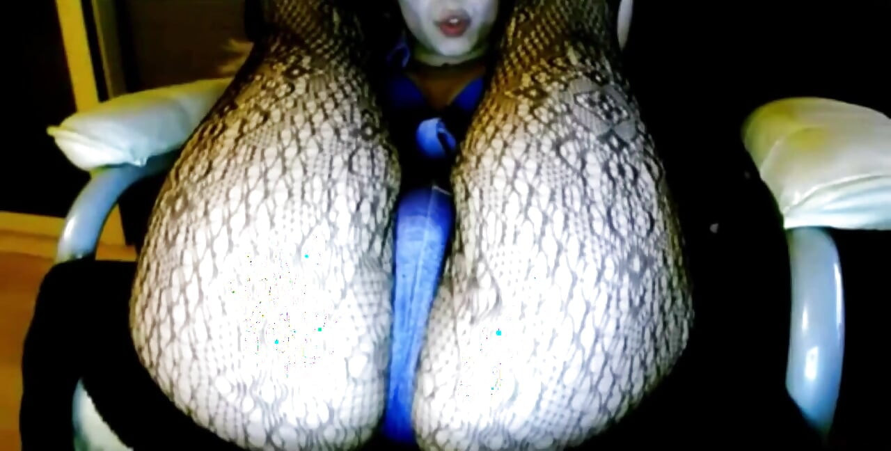 Schätzchen sexydea masturbiert vor live-webcam