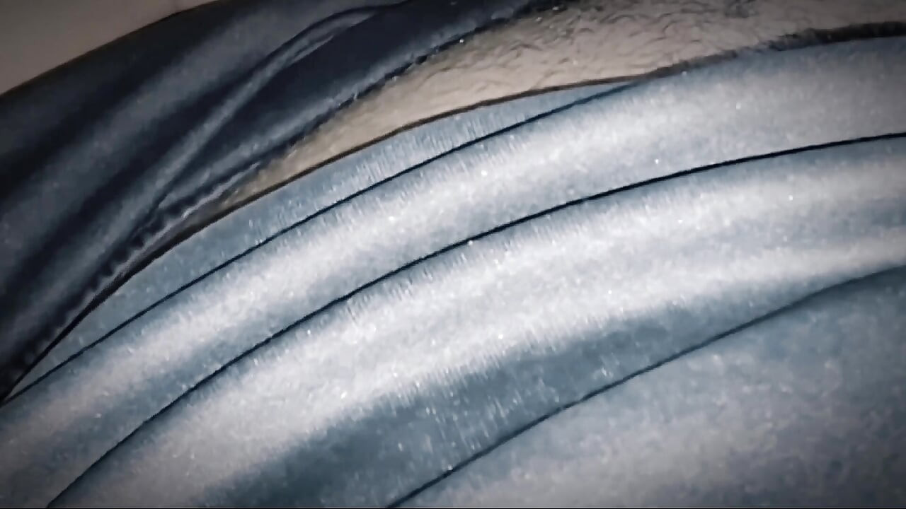 Hij deed zijn slipje aan de zijkant en deed het hard in de kont van de hete moeder van mijn vriend voordat de cuckold thuiskwam van het werk