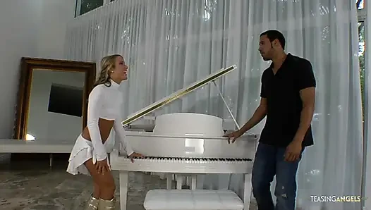 Altın çizmeli sarışın büyük zenci tarafından sikiliyor