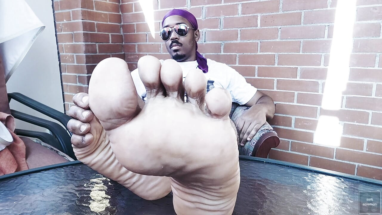 Dodirujem i njušim tabane nakon kupanja (2) (2025.)