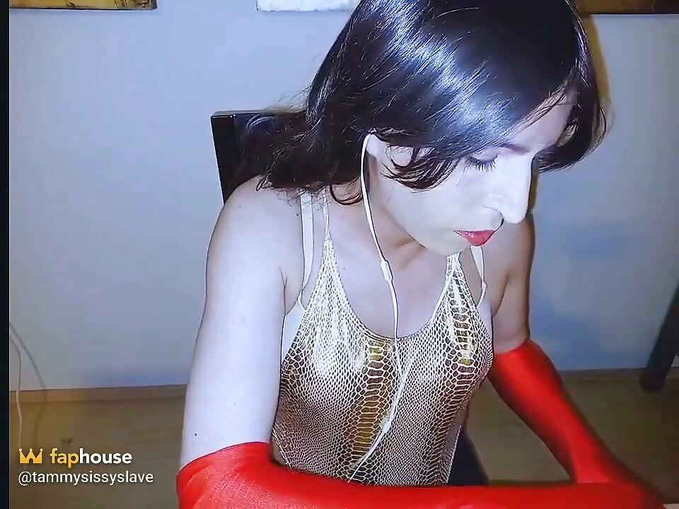 Crossdresser seksi menonton pornografi dan menikmati kewanitaan saya