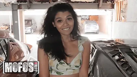 Mofos - harley haze selalu muasin setiap triknya untuk dudukin kontol di dalam mobil mewah scott nails