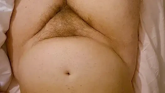 Потер мой клитор между двумя пальцами, чтобы кончить