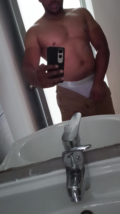 Kübalı banyoda yarağını çıkarıyor