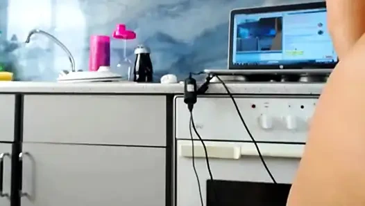 Тинка SexyDea себя пальцами перед вебкамерой вживую