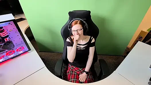 Rothaariges Nerdmädchen masturbiert hart im Stream