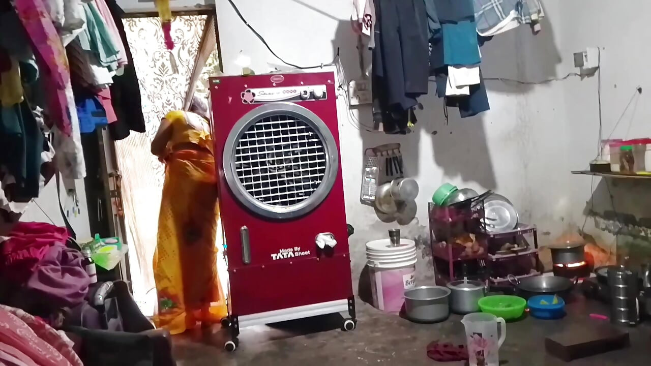Sister-in-law in the kitchen, sister-in-law took out the water of the brother-in-law's land, showing big boobs with her hands Hindi audio.