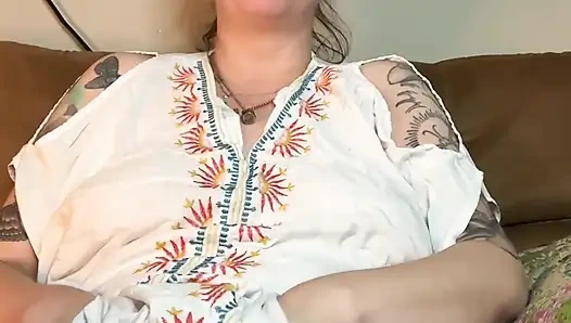 Курящая фетиш-милфа мастурбирует