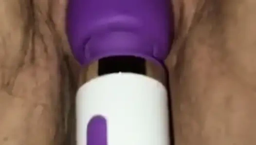 Связанная польская жиробасина стимулирует ее киску мощной палочкой