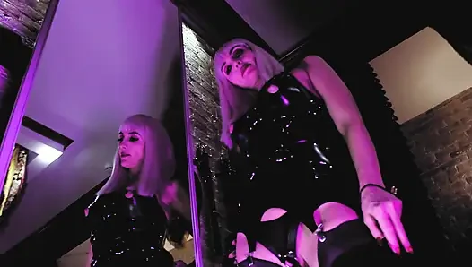 Ateşli fetiş sahibe Eva Latex büyük siyah dildo oyuncağını gösteriyor dominatrix domina solo sapıklık
