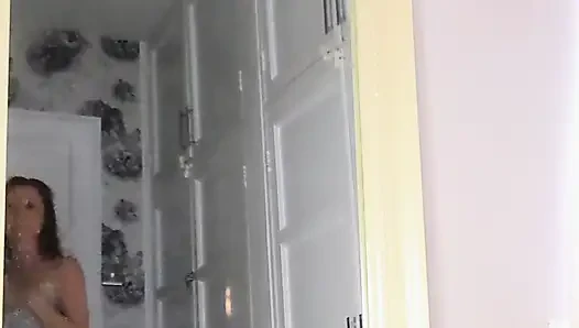 AZGıN GÖT TıKACı ORTA YAŞLı SEKSI KADıN GÖĞÜSLERINI VE ıSLAK AMCıĞıNı GÖSTERIYOR