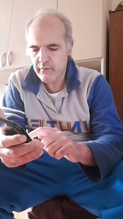 Τραντάζω τον σκληρό πούτσο μου και χώνω τα δάχτυλά μου στον ανοιχτό κώλο μου