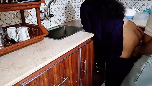 Hintli koca mutfakta karısıyla seks yapıyor