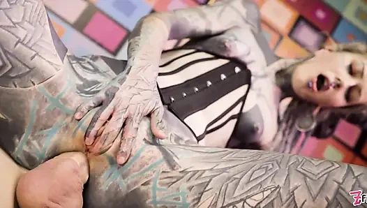 Anuskatzz tüm deliklerinin kullanılmasını istiyor