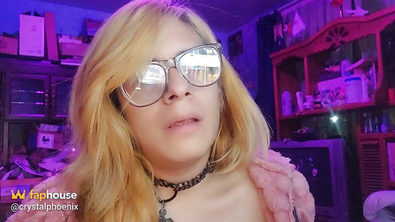 Sissy nosí sexuální náhrdelník v kostele Asmr