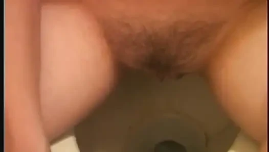 Tante seksi rambut pirang lagi asik pamer memek berbulunya di tempat-tempat yang berani di luar ruangan