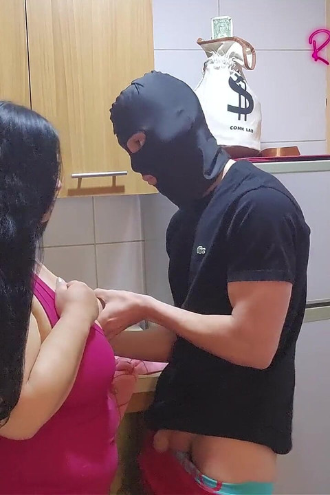 Video cho người hâm mộ: một chàng trai trẻ đeo mặt nạ đụ tôi trong nhà bếp