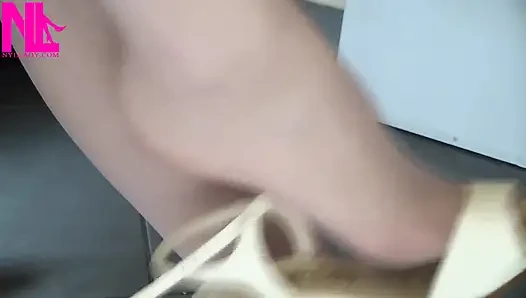 Erkek delisi külotlu çorap giyiyor ve süt renkli kamalarla ayak oyunu yapıyor