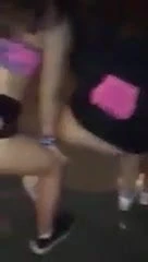 Mulheres dancando funk na calcada